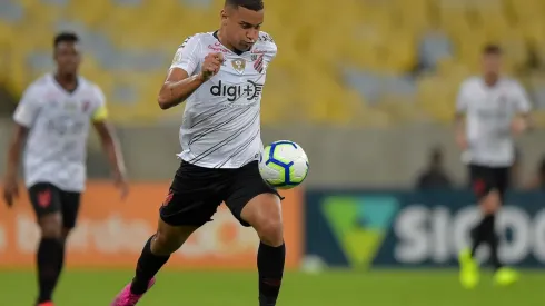 Foto: Thiago Ribeiro/AGIF - Após passagem pelo rival, meia-atacante interessa ao Coxa