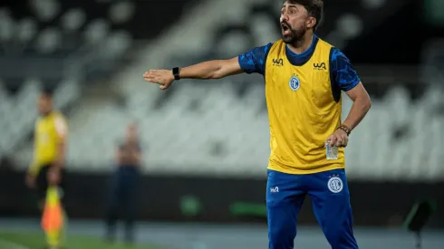 Foto: Jorge Rodrigues/AGIF - Luizinho Lopes segue no comando do Confiança