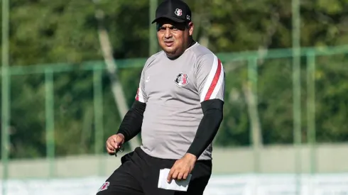 Foto: (Twitter Oficial Santa Cruz/Rafael Melo/Santa Cruz) - Leston Jr. quer aproveitar a base coral para rechear o elenco do Santa Cruz