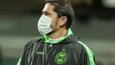 Foto: (Robson Mafra/AGIF) – Gustavo Morínigo perdeu mais um titular para a estreia do Coritiba no Campeonato Paranaense