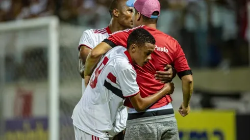 Diogo Reis/AGIF - Caio e Nathan contendo torcedor que invadiu o campo