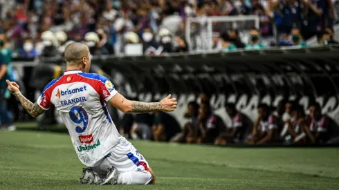 Wellington Paulista com a camisa do Fortaleza (Foto: Kely Pereira/AGIF)