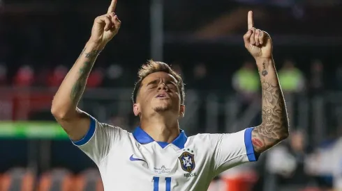 Philippe Coutinho com a camisa da seleção brasileira (Foto: Marcello Zambrana/AGIF)