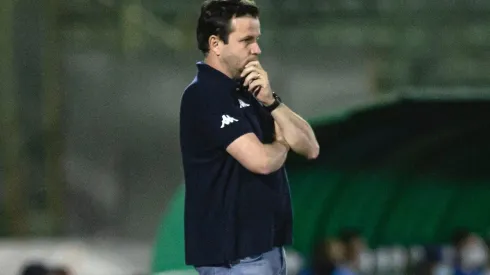 Foto: (Diogo Reis/AGIF) - Daniel Paulista não poderá contar com dois jogadores para a estreia do Guarani no Campeonato Paulista