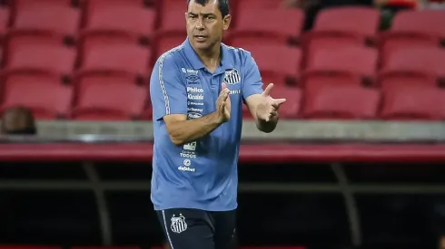 Foto: Pedro H. Tesch/AGIF | Carille é avisado sobre nome que poderia chegar de graça no Santos