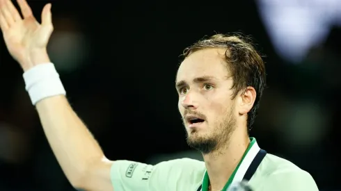 Daniel Pockett/Getty Images - Medvedev em jogo contra Nadal no AO