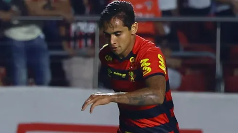 Foto: (Marcello Zambrana/AGIF) – Everton Felipe aceitou as críticas da torcida do Sport e quer usá-las para melhorar dentro de campo