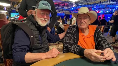 James McManus ao lado de Doyle Brunson (Foto: Reprodução twitter oficial de James McManus)