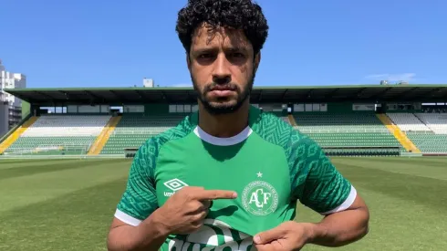 Foto: (Twitter Oficial Chapecoense/@ChapecoenseReal/Divulgação) - O zagueiro Léo, ex-Cruzeiro, é o mais novo reforço da Chapecoense para a temporada