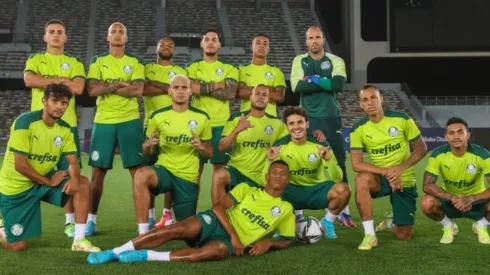 Foto: Divulgação/Palmeiras. O time titular reunido para foto em preparação para o primeiro confronto pela taça do Mundial