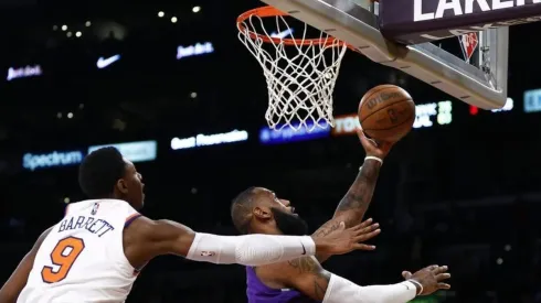 Foto: Ronald Martinez/Getty Images - LeBron James passa por RJ Barrett