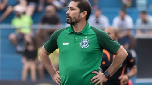 Foto: (Robson Mafra/AGIF) - Gustavo Morínigo explicou para a torcida porque optou por utilizar reservas no Coritiba neste sábado (5)
