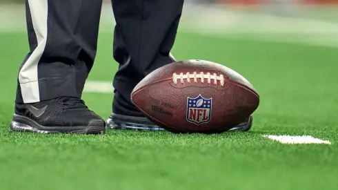 Robin Alam/Icon Sportswire via Getty Images – Bola de jogo do futebo americano ao lado de um árbitro