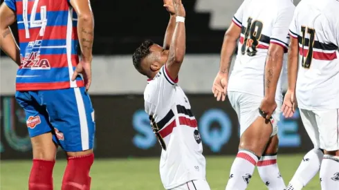 Tarcísio anotou dois gols contra o Afogados (Foto: Rafael Melo/Santa Cruz)