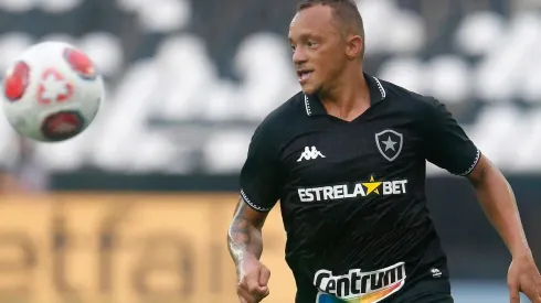 Foto: Vitor Silva/Botafogo/Divulgação - Carlinhos: titular virou baixa para Enderson Moreira