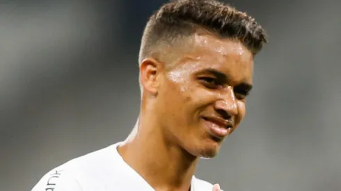 (Photo by Alexandre Schneider/Getty Images) – Pedrinho foi vendido pelo Corinthians ao Benfica.