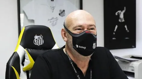 Foto: Pedro Ernesto Guerra Azevedo/Santos FC – Rueda acerta saída de defensor do Santos