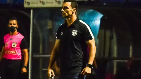 Foto: (R.Pierre/AGIF) - Júnior Rocha, técnico do Figueirense, ganhou um 'reforço' para o restante da temporada 2022