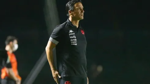 Foto: Twitter Oficial CR Vasco da Gama/Rafael Ribeiro | Zé Ricardo se rende a medalhão do Vasco