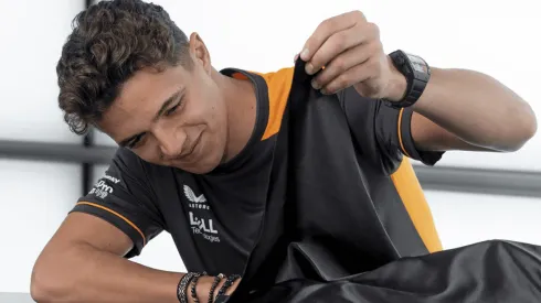 Foto oficial McLaren - Lando Norris com o carro de Lego da construtora
