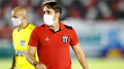 Foto: Thiago Calil/AGIF – Leandro Zago, treinador do Botafogo-SP