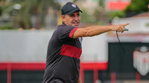 Foto: (Flickr Oficial Atlético Goianiense/Bruno Corsino/ACG) - Eduardo Souza deve mexer na escalação do Atlético-GO para o jogo deste sábado (12)