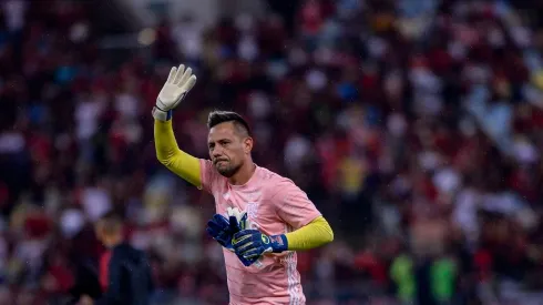 Diego Alves foi listado em comparação com goleiro que está na mira do Flamengo