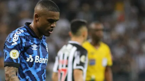 Foto: Fernando Moreno/AGIF - Douglas Costa se envolveu em nova polêmica, dessa vez com Geromel