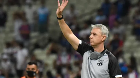 Foto: (Kely Pereira/AGIF) - Tiago Nunes preferiu evitar culpar nomes individuais pelo gol sofrido pelo Ceará neste sábado (12)