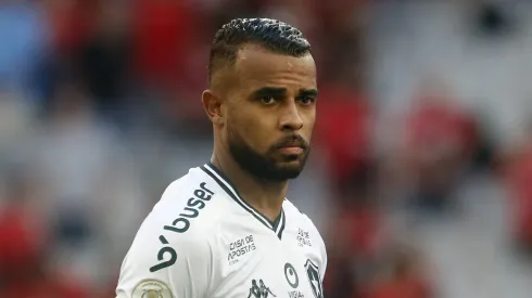 Foto: Vitor Silva/Botafogo - Volante Alex Santana está no futebol da Bulgária, mas recebeu vários convites para retornar ao Brasil