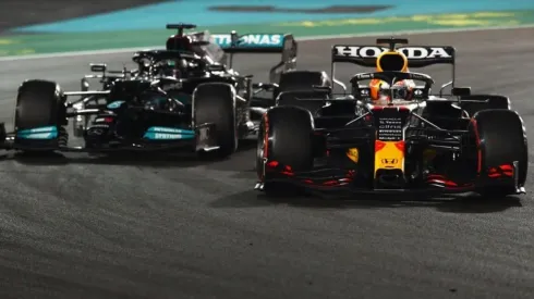 Joe Portlock – Formula 1/Formula 1 via Getty Images – Max Verstappen ultrapassou Lewis Hamilton na última volta do GP de Abu Dhabi.