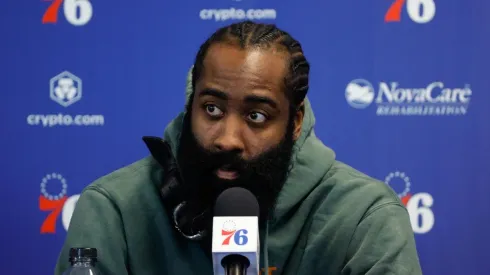 Tim Nwachukwu/Getty Images - Harden em sua primeira entrevista no 76ers