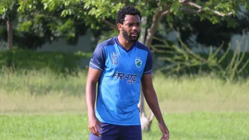 Vinicius Leandro, zagueiro do Altos (Foto: @luisjuniorcinegra/Altos-PI)