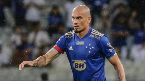 - E a segunda vez que o Santos faz sondagens pelo defensor