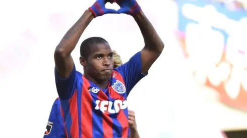 Adaílton comemorando gol com a camisa do FC Tokyo (Foto: FC Tokyo)