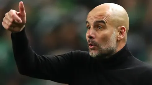 (Photo by Robbie Jay Barratt – AMA/Getty Images) – Guardiola se posicionou sobre Fernandinho.