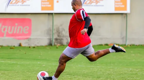 Foto: Rafael Vieira/AGIF - Walter disputará primeiro clássico com a camisa do Santa Cruz