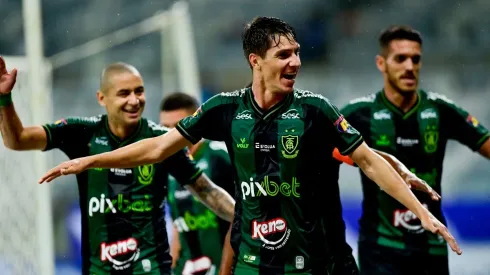 Alê é um dos grandes destaques do meio de campo do América; jogador está entre os que brilham no time desde 2020