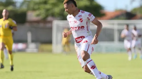 Foto: Gil Gomes/AGIF – Clayton estende seu contrato até o fim de 2024 com o Vila Nova