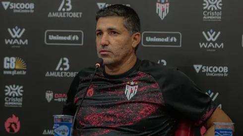 Foto: (Flickr Oficial Atlético Goianiense/Bruno Corsino/ACG) - Eduardo Souza comandou a última atividade do Atlético-GO para o clássico nesta sexta (18)