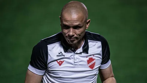 Foto: (Heber Gomes/AGIF) - Higo Magalhães, técnico do Vila Nova, projetou o clássico deste sábado (19)