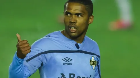 Foto: Pedro H. Tesch/AGIF - Douglas Costa: deixou o Grêmio após o rebaixamento à Série B