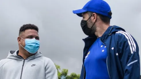 - Pezzolano ao lado de Ronaldo