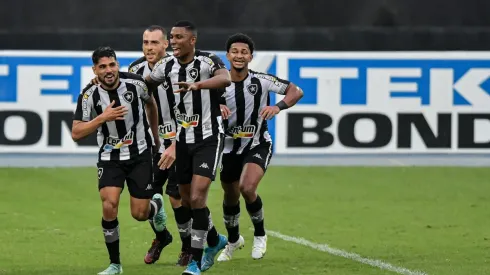 Foto: Thiago Ribeiro/AGIF | Daniel Borges e Jonathan são criticados por parte da torcida do Botafogo