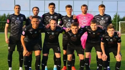 Foto: Metalist/Divulgação – Marlyson (primeiro agachado da esquerda para a direita) em ação no Metalist