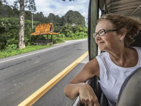 Carteira do Idoso: O que é e como fazer a solicitação; pessoas acima de 60 anos têm direito a viajar de graça
