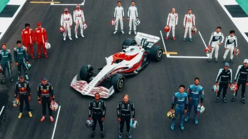 Foto: Reprodução/Getty Images – Pilotos se alinham para lançamento do novo carro