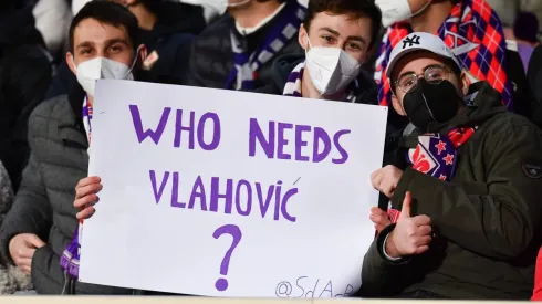 Torcida da Fiorentina desdenha de saída do artilheiro Vlahovic; brasileiro chegou ao clube herdando camisa 9 do artilheiro