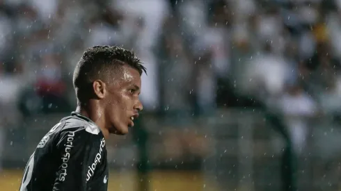 Pedrinho em ação com a camisa do Corinthians (Foto: Marcello Zambrana/AGIF)