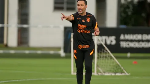 Rodrigo Coca/Ag.Corinthians – Vítor Pereira observa joia da base do Corinthians